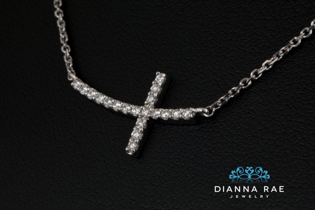 001-160-00027_VEN_42421_White-Gold-Curved-Cross-Pendant-1