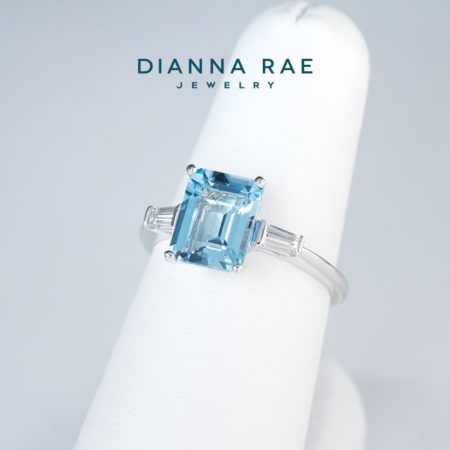 001-200-00262_DRJ-122889_White-Gold-Three-Stone-Emerald-Cut-Aquamarine-Diamond-Baguette-Classic-Ring_03