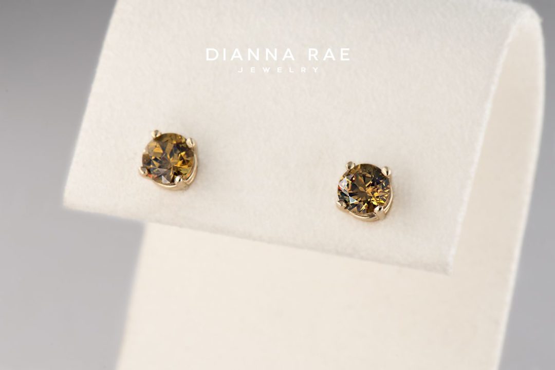 001-210-334_DRJ-Points-of-Color_Yellow-Gold-Round-Andradite-Garnet-Stud-Basket-Earrings_01