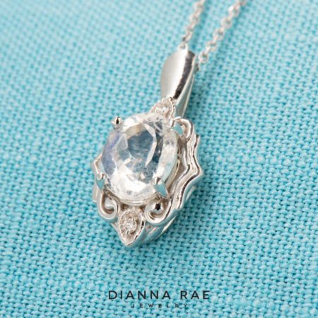 001-230-00238_WG-Oval-Moonstone-Pendant_03