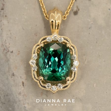DRJ5011_230-00270_Green-Tourmaline-YG-Daisy-Pendant_02-1-scaled