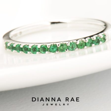OST-OF15A12EM_220-00003_White-Gold-Emerald-Band_02