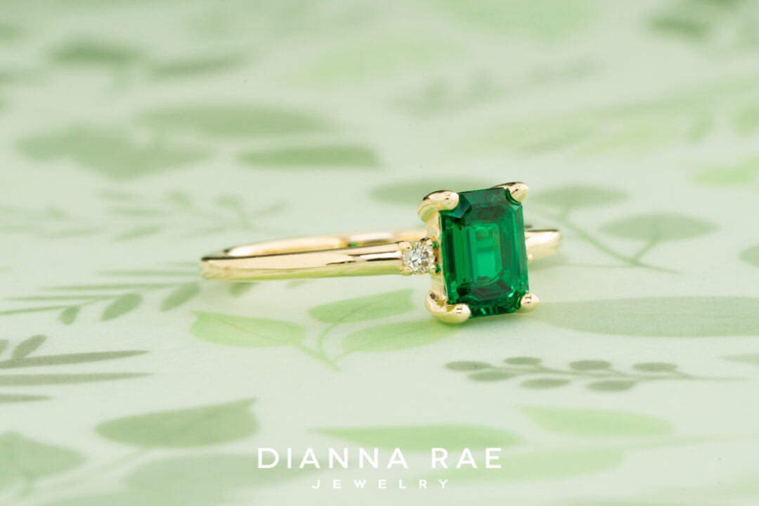 10K Yellow Gold Imitation Emerald Ring - Image 2