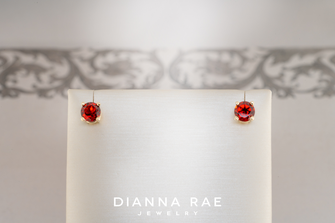 DIS Garnet Studs