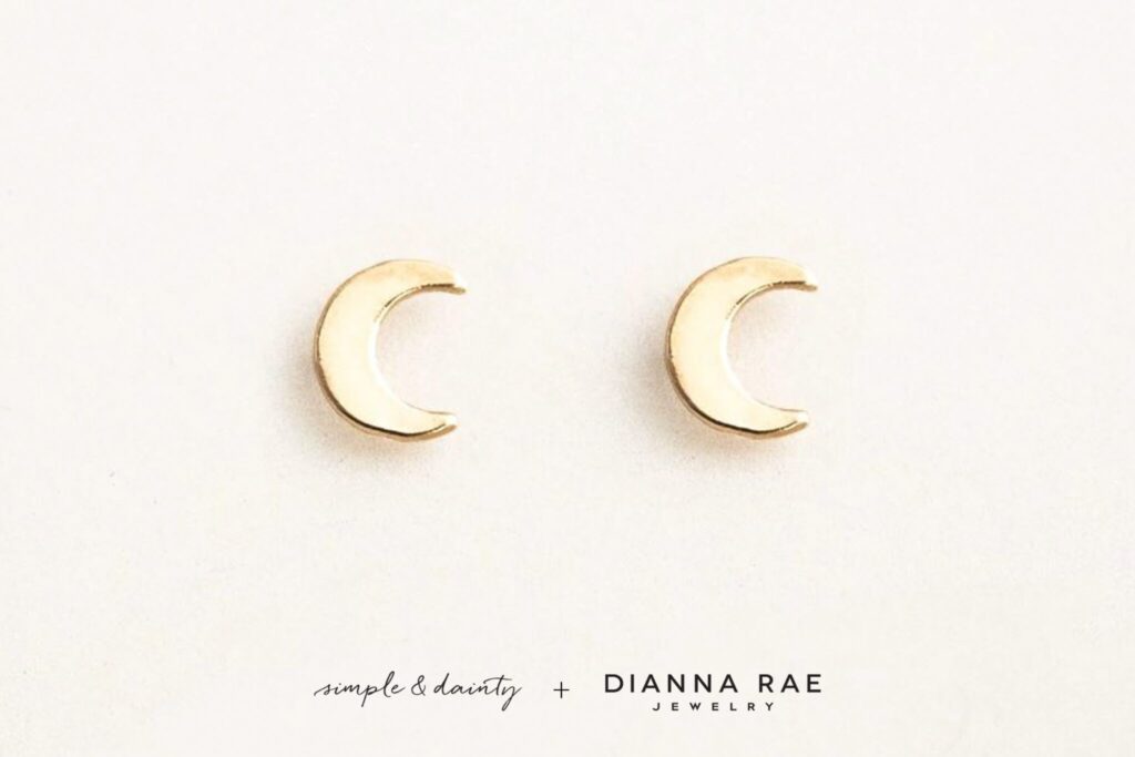 ミニ 三日月ピアス【leah alexandra】LUNA CRESCENT MOON STUDS ミニ 三日月ピアス【leah alexandra】LUNA CRESCENT MOON STUDS
