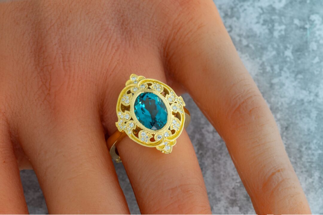 18K Yellow Gold Ring with Green Tourmaline and Diamond Accents - Image 2